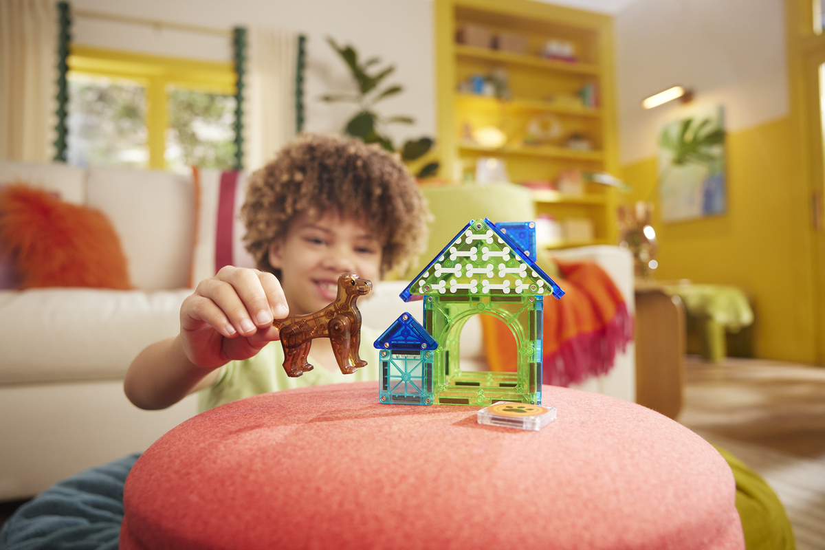 MAGNA-TILES Dog House 13-Piece Set (252013DH) — child playing