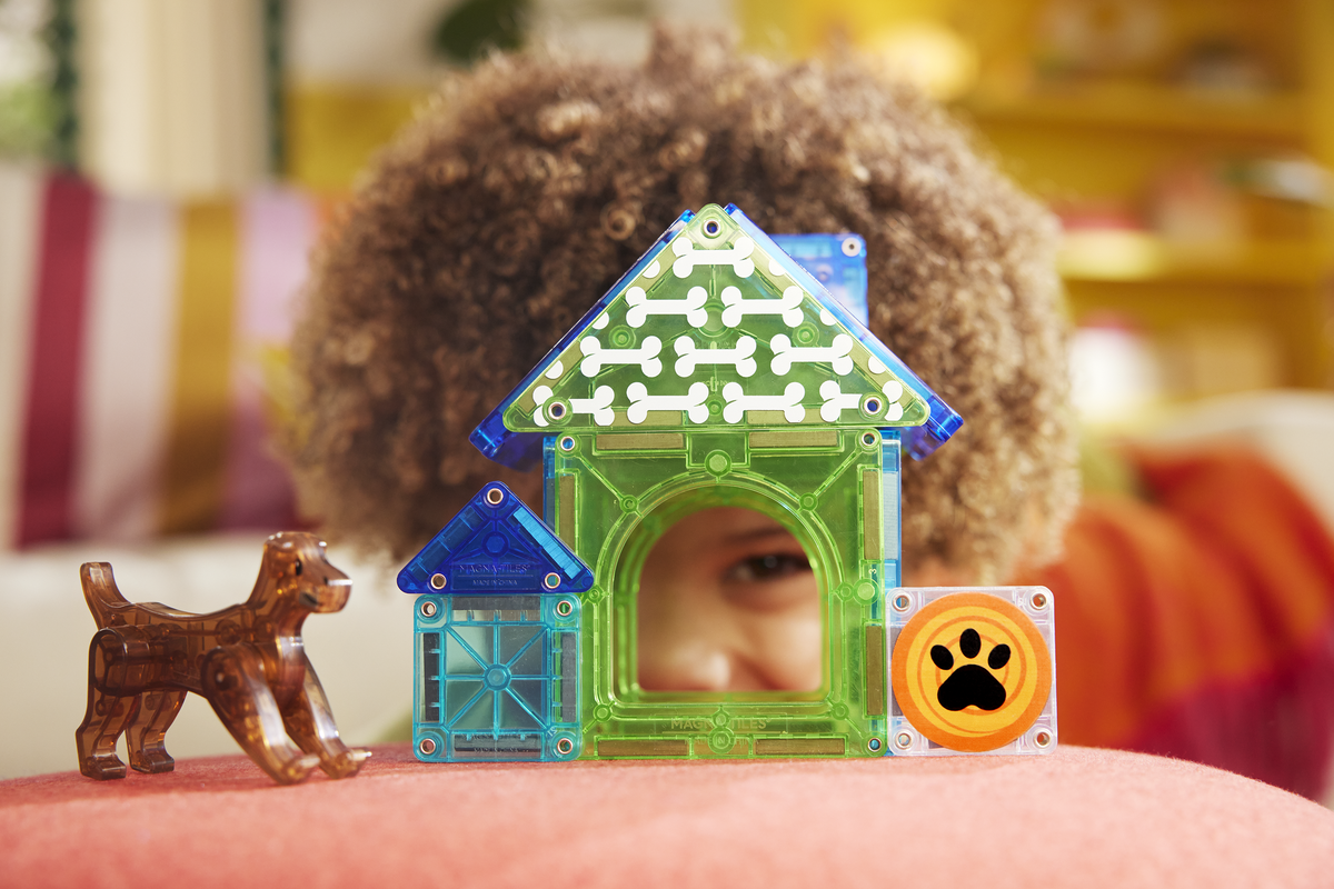 MAGNA-TILES Dog House 13-Piece Set (252013DH) — child playing