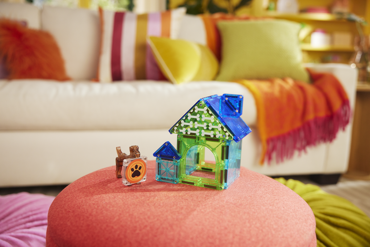 MAGNA-TILES Dog House 13-Piece Set (252013DH) — dog house scene