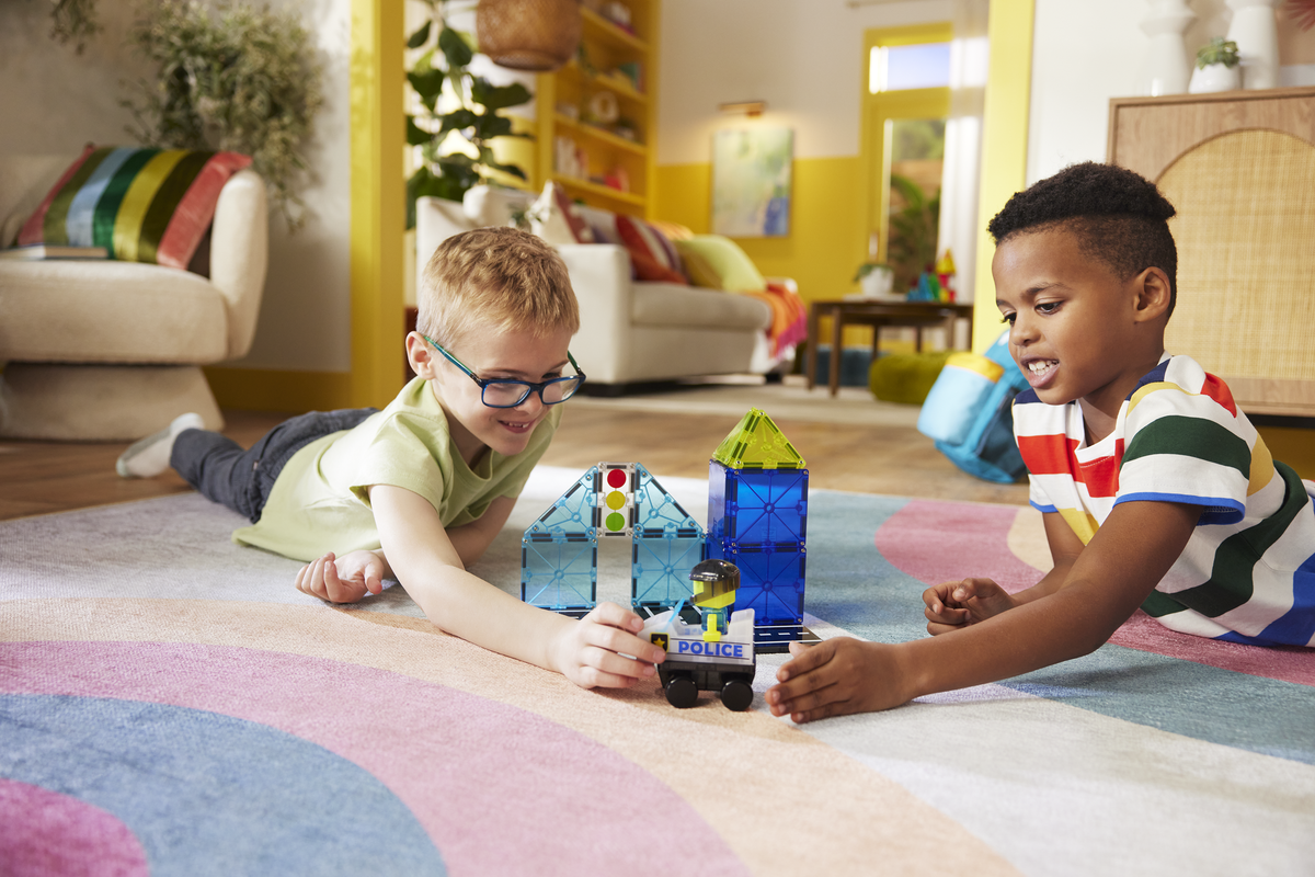 MAGNA-TILES Police Patrol 20-Piece Set (252020PO) — kids playing