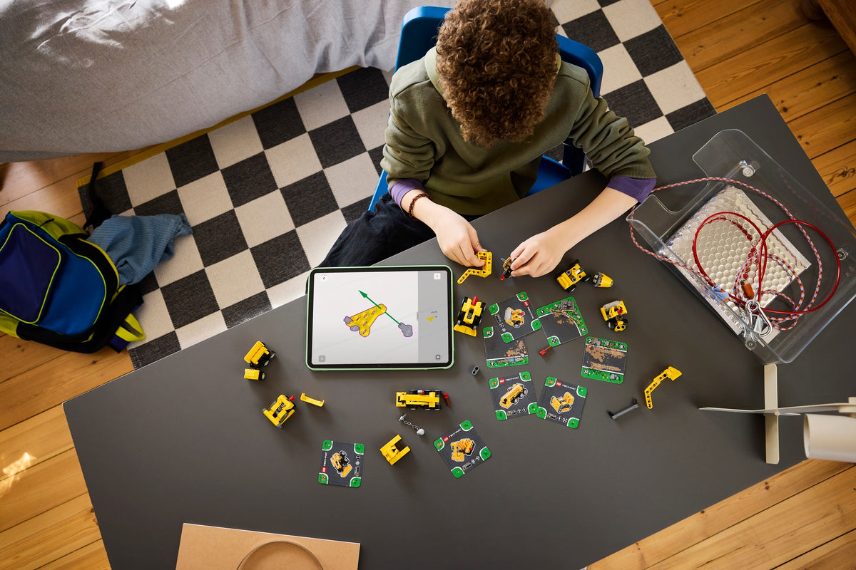 LEGO Technic Mighty Machines (42233) lifestyle