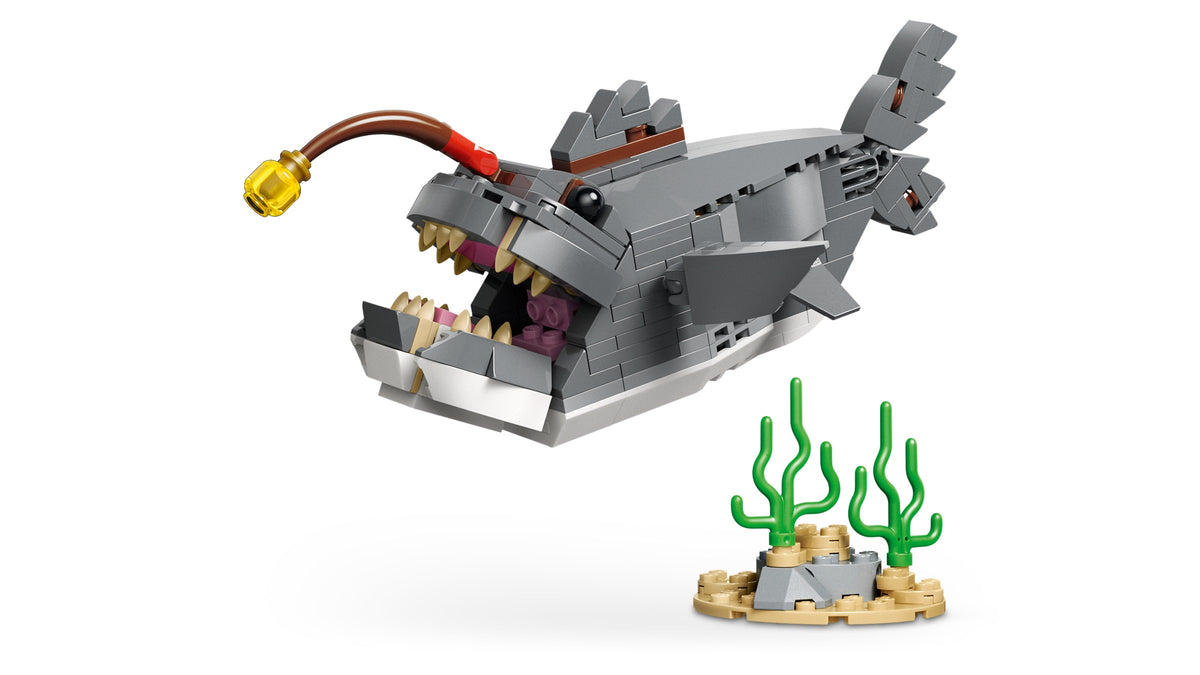 LEGO Creator 3-in-1 Fierce Shark with a Treasure Chest (31381) detail view