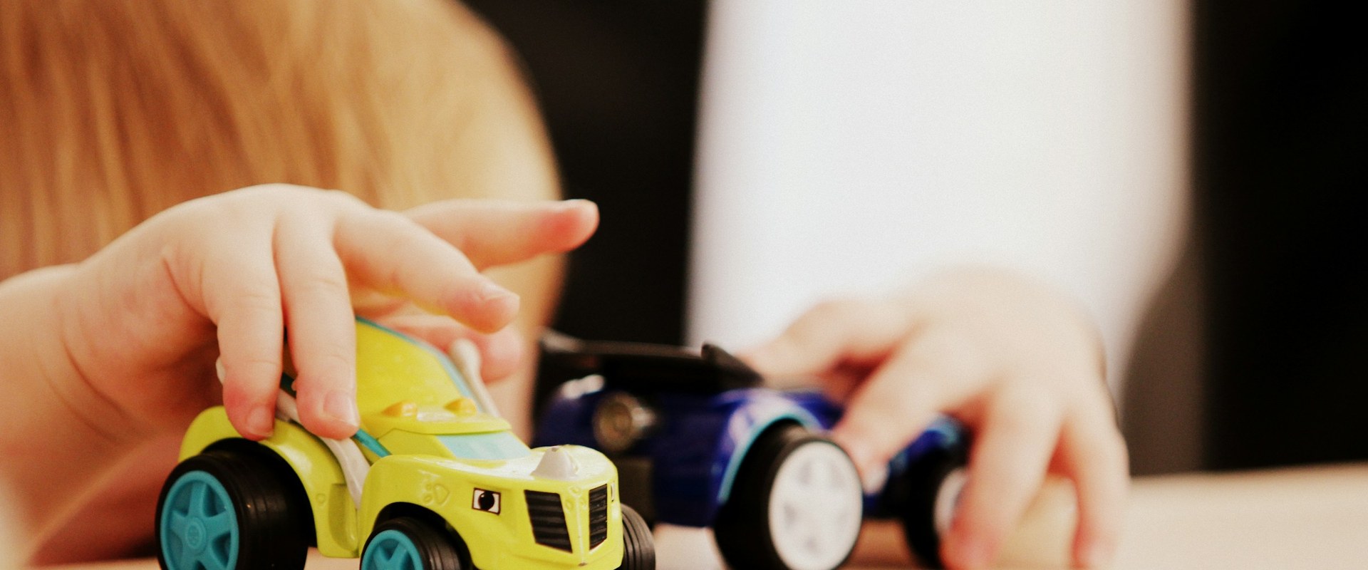 Child playing with toy cars — Hero banner Hot Wheels